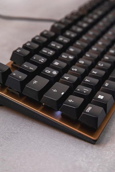 CHERRY KC 200 MX, Mechanisch Kantoortoetsenbord Met Geanodiseerde Metalen Plaat, Duitse Indeling (QWERTY), Bedraad, MX2A BROWN Schakelaars, Zwart/Brons