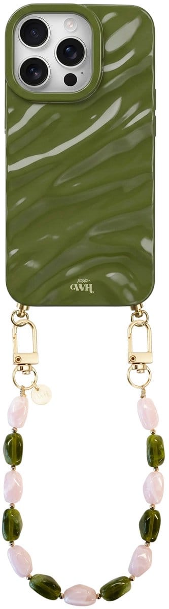 xoxo Wildhearts Green Glaze telefoonhoesje met koord - geschikt voor iPhone 16 Pro Max - Rose Quartz (kort koord) - Dream hoesje met telefoonkoord - Glimmende silicone case met plooien - Steentjesketting - Groen / Roze