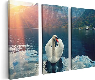 Artaza Canvas Schilderij Drieluik Zwaan op het Water in de Bergen - 120x80 - Foto Op Canvas - Canvas Print