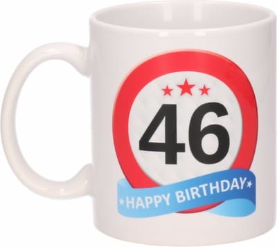 Beallatio Decorations - 46 jaar Verjaardag koffiemok - cadeau beker - stopbord print met happy birthday - 300 ml - keramiek - wit