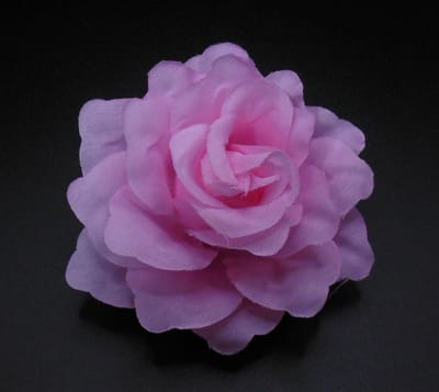1 Roosje groot met duckklem+elastiek roze