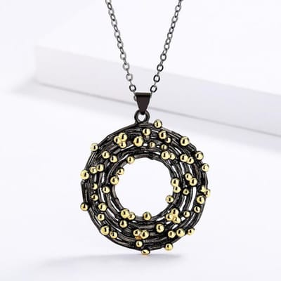Collier élégant avec pendentif en forme de domino doré et noir pour femme, bijou tendance pour fête ou voyage blanc
