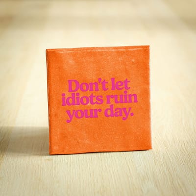 Tegeltje - Don't let idiots ruin your day. | Oranje | 10x10cm - Interieur - Wijsheid - Tegelwijsheid - Spreuktegel - Keramiek - BONT