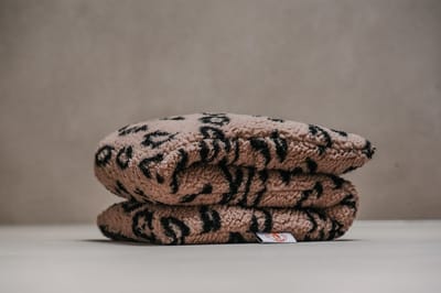 Loeiwarm Zara - Pittenzak - Pittenkussen - Pittenzak magnetron - 60 x 15 cm - Teddy stof - Lijnzaad - Wasbare hoes - Panterprint - Gemaakt in Nederland