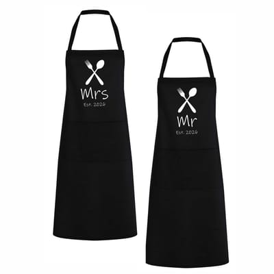 Go Mama™ – Keukenschort set “Mr & Mrs est. 2026” – 2 stuks – Koppel kookschorten – One Size – Verstelbaar – Origineel huwelijkscadeau of samenwonen cadeau