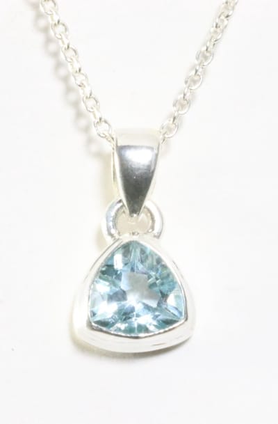 Fijne hoogglans zilveren hanger met blauwe topaas aan ketting