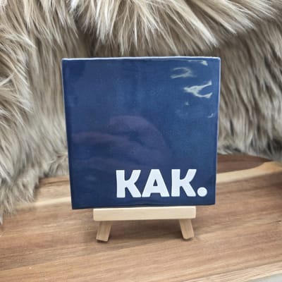 Robuust Wenstegeltje “KAK.” – 10X10CM – Humoristisch Cadeau – Trendy nu – Cadeau voor Nieuwe Woning, Housewarming of voor vriend(in) – Sfeervol en Persoonlijk – Zomaar - Wc decoratie – Decoratief Tegeltje met Standaard – Cadeau Idee