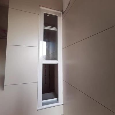 Schuifraam Smal - Verticaal Raam - Schuur Ventileren - Gehard Glas Frame - 60-130cm Aanpasbaar - Wit