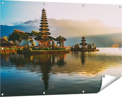 Gards Tuinposter Pura Tempel in Bali op het Meer Beratan - 120x80 cm - Tuindoek - Tuindecoratie - Wanddecoratie buiten - Tuinschilderij
