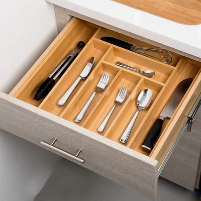 KitchenBrothers Bestekbak Uitschuifbaar - Verstelbare Besteklade Organizer met 6 tot 8 Vakken - 32 tot 44,5 cm breed x 44 cm diep - Bamboe
