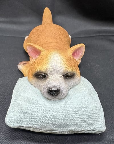 Decoratief beeld "slapende hond op kussen" - polyresin - Bruin + meerkleurig + groen kussen - hoogte 6 x 16 x 15 cm - Woonaccessoires - Woondecoratie - Decoratieve beelden