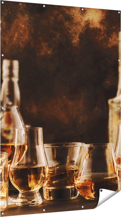 Gards Tuinposter Glazen met Sterke Drank - Flessen - 120x180 cm - Tuindoek - Tuindecoratie - Wanddecoratie buiten - Tuinschilderij