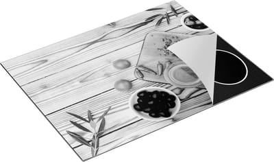 Chefcare Inductie Beschermer Olijven met Kruiden op een Houten Tafel - Zwart Wit - 77x59 cm - Afdekplaat Inductie - Kookplaat Beschermer - Inductie Mat