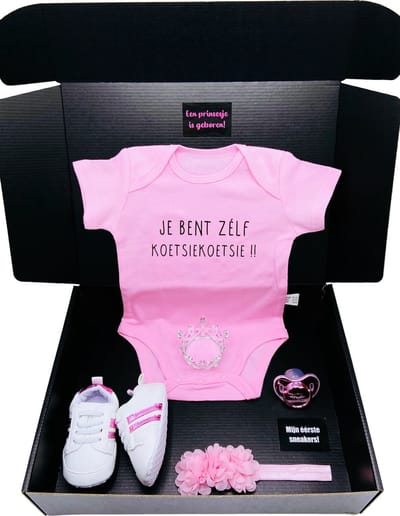 Kraamcadeau meisje- met roze romper - jij bent zelf koetsiekoetsie - baby sneakers, hoofdband en speen - Rechtstreeks versturen ook mogelijk -babyshower - kraamkado meisje