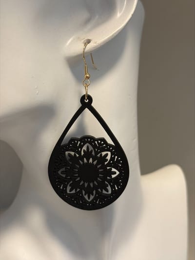 zwarte oorhangers met bloem three|| Make up | Parfum | Moederdag | Verjaardagscadeau| Cadeautje| Valentijnsdag| Kado | sieraden | vaderdag | oorbellen | oorsieraden