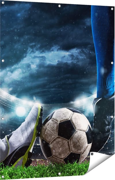 Gards Tuinposter Voetbal Sliding op de Bal in het Stadion - 90x120 cm - Tuindoek - Tuindecoratie - Wanddecoratie buiten - Tuinschilderij