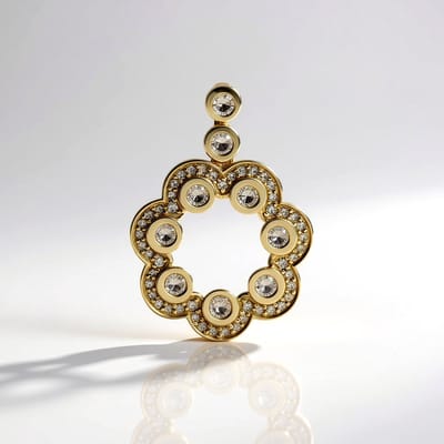 Cavill - 9K Geelgouden Hanger met 0,738 ct I2 Champagne Diamanten - Ronde Briljant - Luxe Tijdloze Dames Sieraad - 27x19 mm Bloemmotief