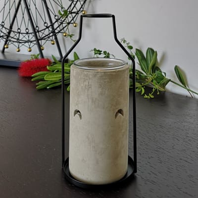 Geurbrander beton met zwart metaal