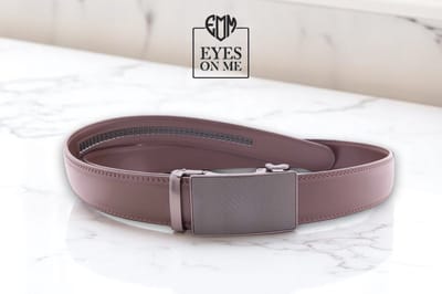Bruine 150 cm lange lederen riem zonder gaatjes met automatische gesp voor heren met een maatje meer ( Model N204 )