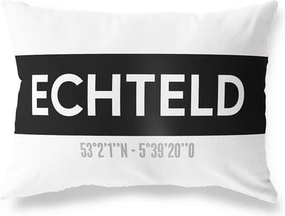 Tuinkussen ECHTELD - GELDERLAND met coördinaten - Buitenkussen - Bootkussen - Weerbestendig - Jouw Plaats - Studio216 - Modern - Zwart-Wit - 50x30cm