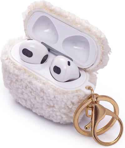Casemania Hoesje Geschikt voor Apple AirPods 3 - Wit - Schokbestendig Teddy Furr Cover met Ring & Sleutelhanger