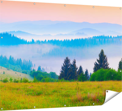 Gards Tuinposter Mistige Heuvel Landschap met Bossen - 160x120 cm - Tuindoek - Tuindecoratie - Wanddecoratie buiten - Tuinschilderij