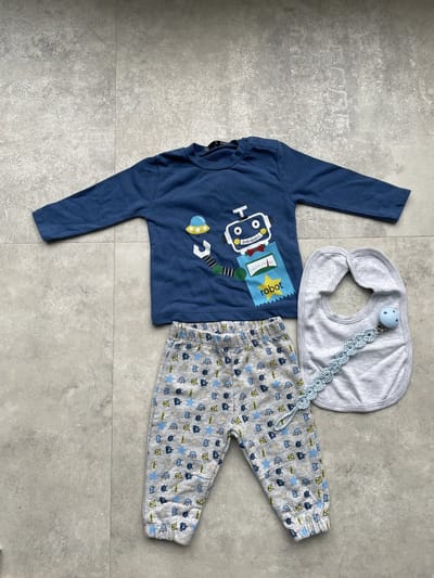 Robot tweedelige sweater, broek, slabbetje en handgemaakte speenkoord