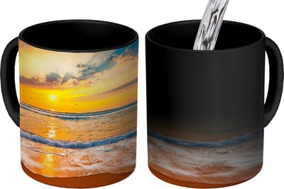 Magische Mok - Foto op Warmte Mokken - Koffiemok - Zonsondergang - Strand - Zee - Wolken - Oranje - Magic Mok - Beker - 350 ML - Theemok