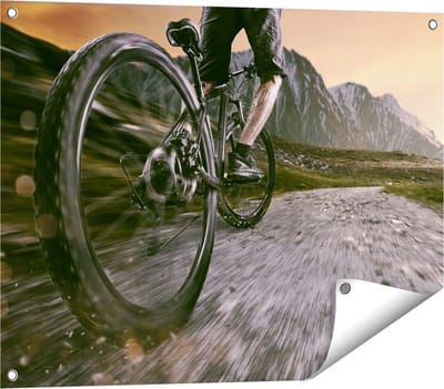 Gards Tuinposter Moutainbike Fietser in de Bergen - 80x60 cm - Tuindoek - Tuindecoratie - Wanddecoratie buiten - Tuinschilderij