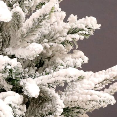 Kunstkerstboom met sneeuweffect, 150 cm wit, opvouwbare dennenboom voor woonkamer, tuin, kantoor & feest, PVC takken, stevige metalen standaard, decoratieve kerstboom voor binnen & buiten