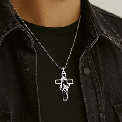 Zilverkleurige ketting met kruis en biddende handen – ketting voor heren – met symboolhanger – fijne schakel