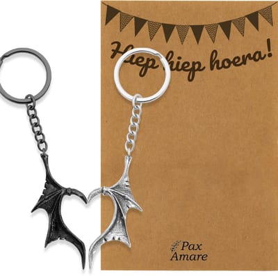 BFF Sleutelhanger voor 2 'Hiep Hiep Hoera' - Vleugels Hart - Sleutelhanger set op Cadeau Kaartje - Zilverkleurig & Zwart - Verjaardags Hanger - Pax Amare