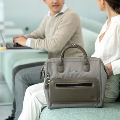 Hedgren GALAO Laptoptas 14 inch met RFID-bescherming – Waterafstotend – Gerecycled materiaal – Zandbeige