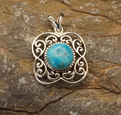 Sterling zilveren vierkanten hanger met turquoise steen in opengewerkt sierlijke rand - zilveren hangertje turkoois steen - 925 zilver hanger turkoois steen in zilver siermotief - vrouwelijke cadeau tips