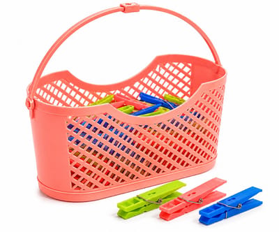 Wasknijpermandje met 24 Wasknijpers – Kunststof Wasknijpermand – Ophangbaar – 24 x 10,5 x 12 cm – Zalmkleur