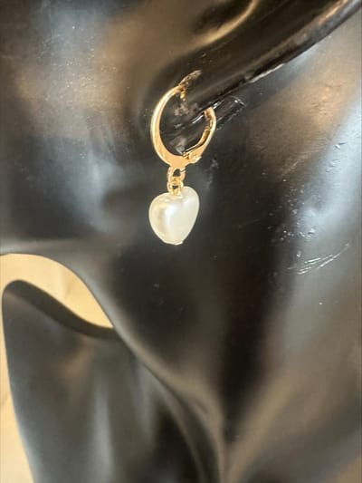 Goudkleurige ringetjes met wit hartje | Make up | Parfum | Moederdag | Verjaardagscadeau| Cadeautje| Valentijnsdag| Kado | sieraden | vaderdag | oorbellen | oorsieraden