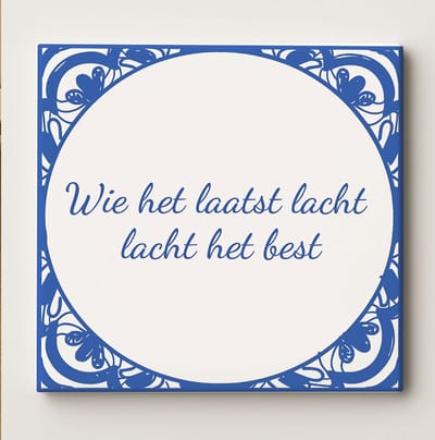 “Wie het laatst lacht, lacht het best” Delfts Blauwe Stijl Keramische Tegel – 15x15 cm Nederlandse Spreuk Wandtegel – Klassieke Huis- & Keukendecoratie