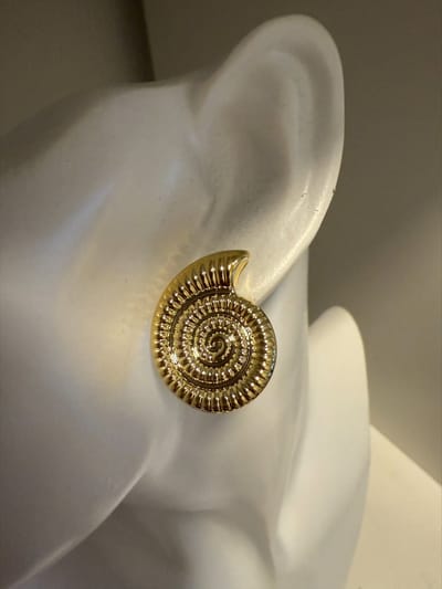 Goudkleurige oorknopjes slak || Make up | Parfum | Moederdag | Verjaardagscadeau| Cadeautje| Valentijnsdag| Kado | sieraden | vaderdag | oorbellen | oorsieraden