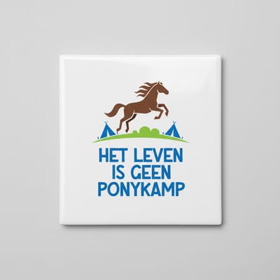 “Het leven is geen ponykamp” Grappige Paardenquote Tegel – Humoristische Paarden Woondecoratie – Keramische Tegel 15×15 cm