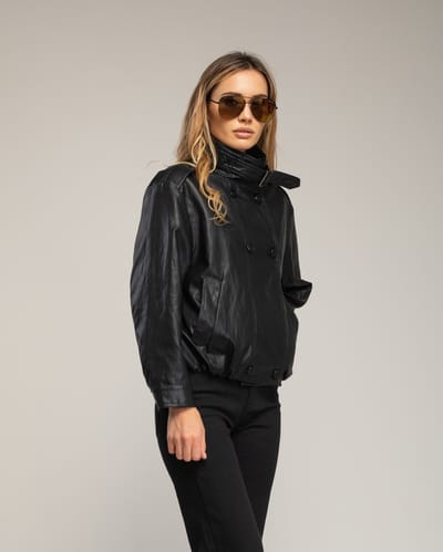 Oversized imitatielederen jas met dubbele knopenrij, een rimpeling in de taille en een gespsluiting bij de kraag.