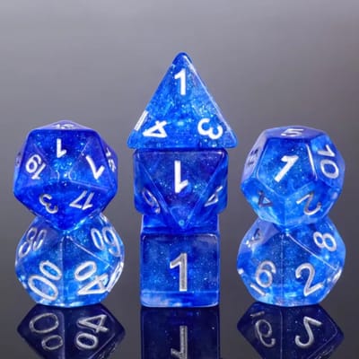 Vera's Arts & Dice | Dobbelstenen Set voor RPGs als Dungeons and Dragons | 7 stuks per set | Starry Waves | Transparant Blauw met Doorzichtig met Glitters en Zilveren Cijfers | Met Dice Bag