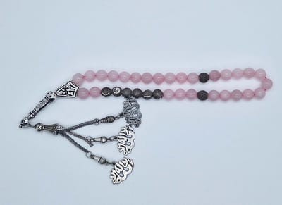 Handgemaakte naam tasbih 33 Kralen Natuursteen “Roze kwartz” - met metaal tassel “la alih ala allah"- Met je naam of de naam van uw geliefde- 8 mm diameter van de korrel