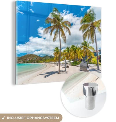 MuchoWow® Glasschilderij 80x60 cm - Schilderij acrylglas - Strand - Ligbed - Palmbomen - Foto op glas - Muurdecoratie woonkamer - Wanddecoratie slaapkamer - Schilderijen