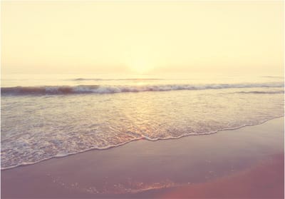 Fotobehangkoning - Behang - Vliesbehang - Fotobehang Zee met Ochtendzon - Strand in de Ochtend -  Morning on the Beach - 150 x 105 cm