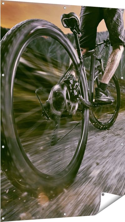 Gards Tuinposter Moutainbike Fietser in de Bergen - 100x150 cm - Tuindoek - Tuindecoratie - Wanddecoratie buiten - Tuinschilderij
