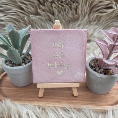 CreaCraft - Robuust Wenstegeltje – leef lach heb lief - Handmade – Hip trendy tegeltje – Tegeltje met Spreuk – Housewarmingcadeau of zomaar – Keramiek – 10x10 cm – Wanddecoratie –Sfeervol en Persoonlijk - Vriend(in) – Trendy nu – Origineel cadeau