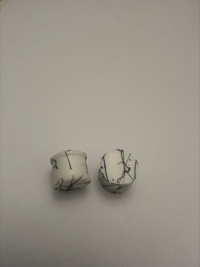 Earplugs wit met zwarte lijnen siliconne flare 14 mm | Make up | Parfum | Moederdag | Verjaardagscadeau| Cadeautje| Valentijnsdag| Kado | sieraden | vaderdag | oorbellen | oorsieraden