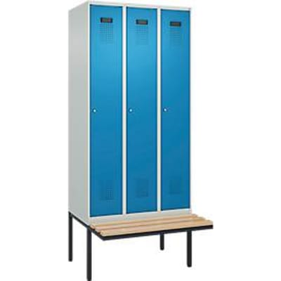 C+P Evolo Plus garderobekast, 3 vakken van elk 300 mm breed, zwevende bank, B 900 x D 815 x H 2120 mm, cilinder, lichtgrijs/lichtblauw