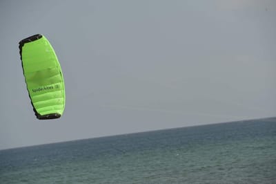 Mattenvlieger Amigo - Kitesurf vlieger Kindervlieger - Strandplezier - Uitstekende vliegeigenschappen - 135 x 55 cm - Groen