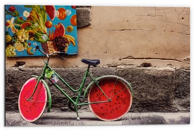 Dibond - Watermeloenfiets tegen Muur - 60x40cm Foto op Aluminium (Met Ophangsysteem)